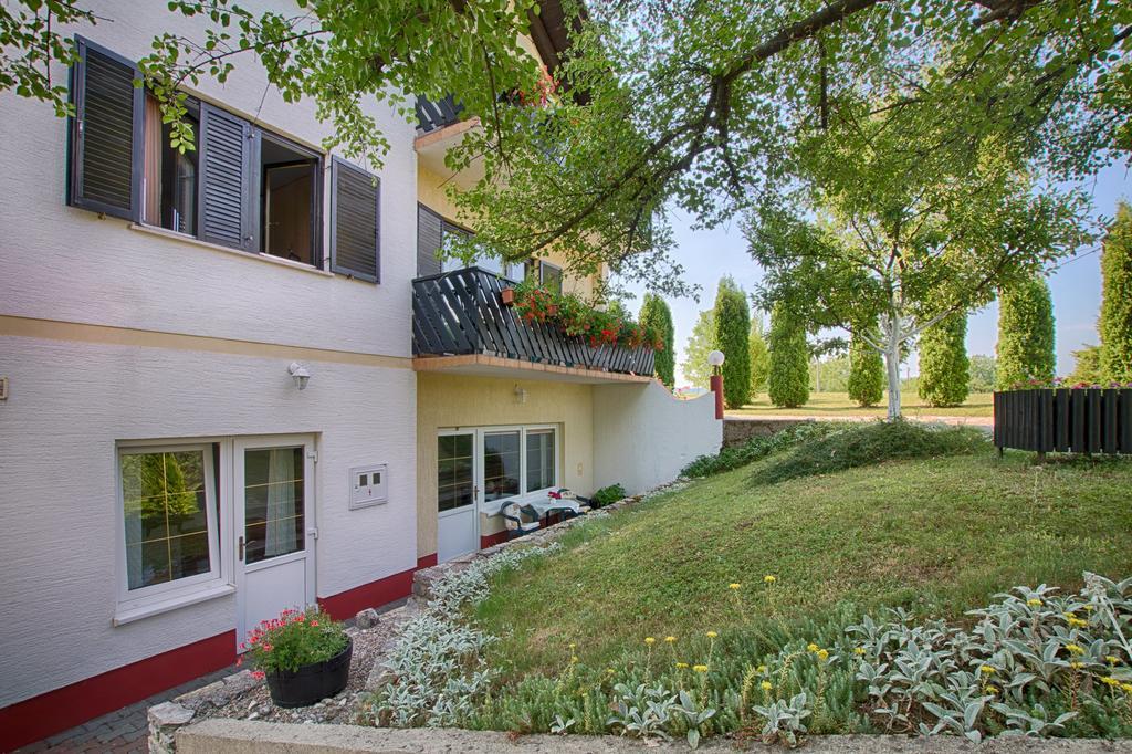 גרבובץ Apartments Bozic מראה חיצוני תמונה